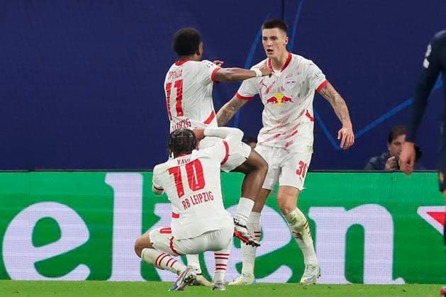 Benjamin Sesko (RB Leipzig) bejubelt seinen Treffer zum 1:0 mit Xavi Simons (RB Leipzig) und Lois Openda (RB Leipzig), UEFA Champions League 2024 25 League Phase MD2, RB Leipzig v Juventus, Red Bull Arena am 02. October 2024 in Leipzig, Deutschland. (Foto von Marco Steinbrenner DeFodi Images) Benjamin Sesko (RB Leipzig) celebrates after scoring his teams first goal with Xavi Simons (RB Leipzig) and Lois Openda (RB Leipzig), UEFA Champions League 2024 25 League Phase MD2, RB Leipzig v Juventus, Red Bull Arena (Leipzig), October 2, 2024 in Leipzig, Germany. (Photo by Marco Steinbrenner DeFodi Images) Defodi-700_leipzig_juve_20241002_024