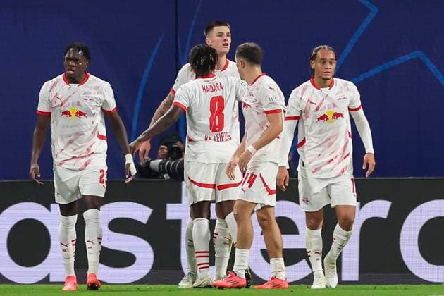 Benjamin Sesko (RB Leipzig) bejubelt seinen Treffer mit den Teamkollegen, UEFA Champions League 2024 25 League Phase MD2, RB Leipzig v Juventus, Red Bull Arena am 02. October 2024 in Leipzig, Deutschland. (Foto von Marco Steinbrenner DeFodi Images) Benjamin Sesko (RB Leipzig) celebrates his goal with teammates, UEFA Champions League 2024 25 League Phase MD2, RB Leipzig v Juventus, Red Bull Arena (Leipzig), October 2, 2024 in Leipzig, Germany. (Photo by Marco Steinbrenner DeFodi Images) Defodi-700_leipzig_juve_20241002_025