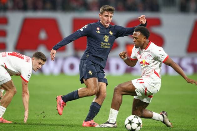 02.10.2024, xtgx, Fussball, UEFA Champions League, RB Leipzig - Junventus Turin emspor, v.l. Andrea Cambiasso (Juventus, 27), Lois Openda (Leipzig, 11) Zweikampf, Duell, Kampf, tackle (DFL DFB REGULATIONS PROHIBIT ANY USE OF PHOTOGRAPHS as IMAGE SEQUENCES and or QUASI-VIDEO) Leipzig