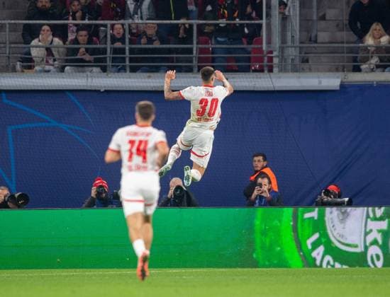 Fussball, Herren, Saison 2024 2025, Champions League (Ligaphase, 2. Spieltag), RB Leipzig - Juventus Turin, v. l. Christoph Baumgartner (RB Leipzig), Benjamin Sesko (RB Leipzig), Jubel nach Tor zum 1:0, 02.10.2024, Copyright: xSebastianxRäppold MatthiasxKochx