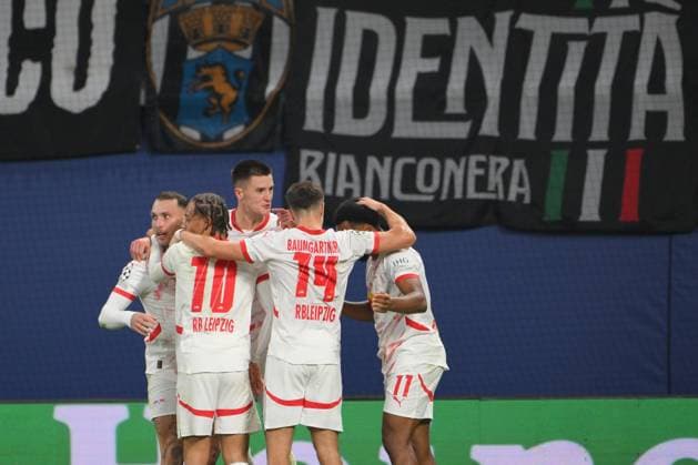 Mannschaft von RB Leipzig bejubelt das 1:0 durch Benjamin Sesko (RB Leipzig) Mitte, vor dem Fanblock von Juve. GER, RB Leipzig vs. Juventus Turin, Fussball, UEFA Champions League, 2. Spieltag, Saison 2024 2025, 02.10.2024 DFB DFL REGULATIONS PROHIBIT ANY USE OF PHOTOGRAPHS AS IMAGE SEQUENCES AND OR QUASI-VIDEO GER, RB Leipzig vs. Juventus Turin, Fussball, UEFA Champions League, 2. Spieltag, Saison 2024 2025, 02.10.2024 Leipzig Copyright: xEibner-Pressefoto BertxHarzerx EP_BHR