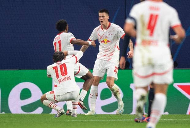 Fussball, Herren, Saison 2024 2025, Champions League (Ligaphase, 2. Spieltag), RB Leipzig - Juventus Turin, v. l. Xavi Simons (RB Leipzig), Lois Openda (RB Leipzig), Benjamin Sesko (RB Leipzig), Willi Orban (RB Leipzig), Jubel nach Tor zum 1:0, 02.10.2024, Copyright: xSebastianxRäppold MatthiasxKochx