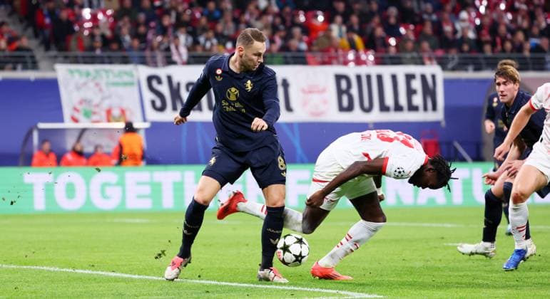 RB Leipzig - Juventus Turin Champions League Leipzig, 02.10.2024, Red Bull Arena, Fußball, UEFA Champions League, 2. Spieltag , RB Leipzig vs. Juventus Turin , Im Bild von links: Teun Koopmeiners (8, JUVE), Castello Lukeba (23, RB Leipzig). , Nur zur redaktionellen Nutzung. Only editorial use. , UEFA regulations prohibit any use of photographs as image sequences and or quasi-video. ,