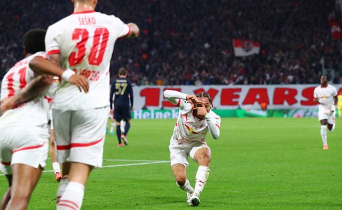 RB Leipzig - Juventus Turin Champions League Leipzig, 02.10.2024, Red Bull Arena, Fussball, UEFA Champions League, Spieltag 2 , RB LEIPZIG vs. JUVENTUS FC TURIN , Tor für Leipzig zum 1:0. Im Bild: Torschütze Benjamin Sesko (30, RB Leipzig) . Xavi Simons (re., 10, RB Leipzig) knipst die jubelnden Lois Openda (11, RB Leipzig) und Benjamin Sesko (30, RB Leipzig) ,