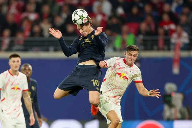 Kenan Yildiz (Juventus FC) und Christoph Baumgartner (RB Leipzig) kaempfen um den Ball, UEFA Champions League 2024 25 League Phase MD2, RB Leipzig v Juventus, Red Bull Arena am 02. October 2024 in Leipzig, Deutschland. (Foto von Marco Steinbrenner DeFodi Images) Kenan Yildiz (Juventus FC) und Christoph Baumgartner (RB Leipzig) battle for the ball, UEFA Champions League 2024 25 League Phase MD2, RB Leipzig v Juventus, Red Bull Arena (Leipzig), October 2, 2024 in Leipzig, Germany. (Photo by Marco Steinbrenner DeFodi Images) Defodi-700_leipzig_juve_20241002_037