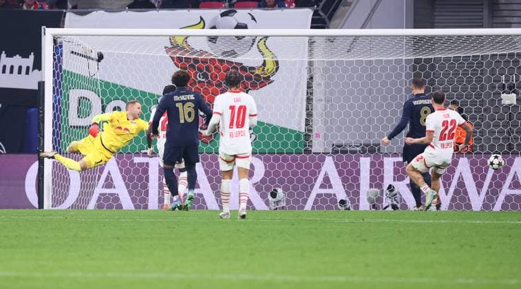 RB Leipzig - Juventus Turin Champions League Leipzig, 02.10.2024, Red Bull Arena, Fußball, UEFA Champions League, 2. Spieltag , RB Leipzig vs. Juventus Turin , Im Bild: Tor für Juventus Turin. Dusan Vlahovic (9, JUVE) trifft zum 1:1. , Nur zur redaktionellen Nutzung. Only editorial use. , UEFA regulations prohibit any use of photographs as image sequences and or quasi-video. ,