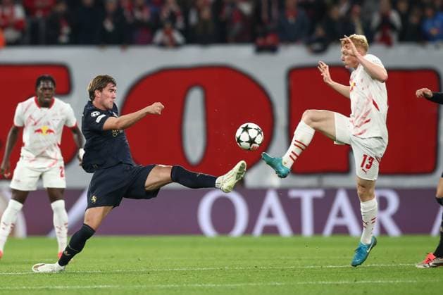 02.10.2024, xtgx, Fussball, UEFA Champions League, RB Leipzig - Junventus Turin emspor, v.l. Dusan Vlahovic (Juventus, 9), Nicolas Seiwald (Leipzig, 13) Zweikampf, Duell, Kampf, tackle (DFL DFB REGULATIONS PROHIBIT ANY USE OF PHOTOGRAPHS as IMAGE SEQUENCES and or QUASI-VIDEO) Leipzig