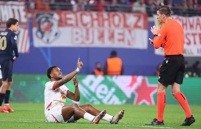 RB Leipzig - Juventus Turin Champions League Leipzig, 02.10.2024, Red Bull Arena, Fußball, UEFA Champions League, 2. Spieltag , RB Leipzig vs. Juventus Turin , Im Bild von links: Lois Openda (11, RB Leipzig), Schiedsrichter Francois Letexier. , Nur zur redaktionellen Nutzung. Only editorial use. , UEFA regulations prohibit any use of photographs as image sequences and or quasi-video. ,