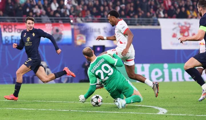 RB Leipzig - Juventus Turin Champions League Leipzig, 02.10.2024, Red Bull Arena, Fußball, UEFA Champions League, 2. Spieltag , RB Leipzig vs. Juventus Turin , Im Bild von vorn: Torwart Michele Di Gregorio (29, JUVE). Lois Openda (11, RB Leipzig). Handspiel. , Nur zur redaktionellen Nutzung. Only editorial use. , UEFA regulations prohibit any use of photographs as image sequences and or quasi-video. ,