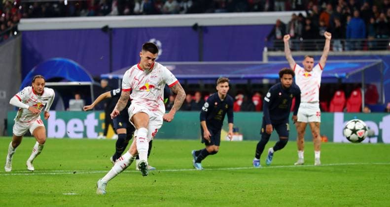 RB Leipzig - Juventus Turin Champions League Leipzig, 02.10.2024, Red Bull Arena, Fussball, UEFA Champions League, Spieltag 2 , RB LEIPZIG vs. JUVENTUS FC TURIN , Tor für Leipzig zum 2:1. Im Bild: Torschütze Benjamin Sesko (30, RB Leipzig) verwasndelt einen Elfmeter , ,