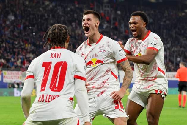 Benjamin Sesko (RB Leipzig) bejubelt seinen Treffer zum 2:1 mit Xavi Simons (RB Leipzig) und Lois Openda (RB Leipzig), UEFA Champions League 2024 25 League Phase MD2, RB Leipzig v Juventus, Red Bull Arena am 02. October 2024 in Leipzig, Deutschland. (Foto von Marco Steinbrenner DeFodi Images) Benjamin Sesko (RB Leipzig) celebrates after scoring his teams second goal with Xavi Simons (RB Leipzig) and Lois Openda (RB Leipzig), UEFA Champions League 2024 25 League Phase MD2, RB Leipzig v Juventus, Red Bull Arena (Leipzig), October 2, 2024 in Leipzig, Germany. (Photo by Marco Steinbrenner DeFodi Images) Defodi-700_leipzig_juve_20241002_063