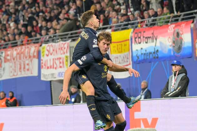 GER, Sachsen, Leipzig, RB Leipzig vs Juventus Turin, Champions League, CHL, UCL, Spieltag, Spielzeit 2024 2025, RB Arena, v.l. im Bild: Dusan Vlahovic (Juventus Turin, 09), schiesst Tor, Ausgleich - Treffer zum 2:2, Tor, Treffer, Jubel, Torjubel, Freude, Begeisterung, feiert, mit Francisco Conceicao (Juventus Turin, 07), 02.10.2024, Copyright: HMBxMedia UwexKoch