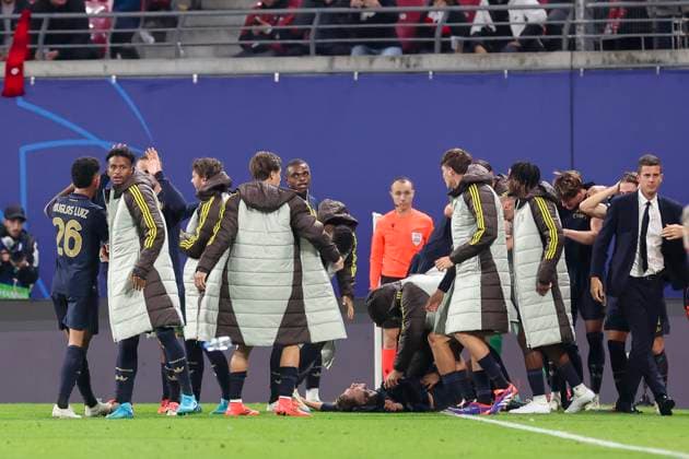 Francisco Conceicao (Juventus FC) bejubelt seinen Treffer mit den Teamkollegen, UEFA Champions League 2024 25 League Phase MD2, RB Leipzig v Juventus, Red Bull Arena am 02. October 2024 in Leipzig, Deutschland. (Foto von Marco Steinbrenner DeFodi Images) Francisco Conceicao (Juventus FC) celebrates his goal with teammates, UEFA Champions League 2024 25 League Phase MD2, RB Leipzig v Juventus, Red Bull Arena (Leipzig), October 2, 2024 in Leipzig, Germany. (Photo by Marco Steinbrenner DeFodi Images) Defodi-700_leipzig_juve_20241002_077