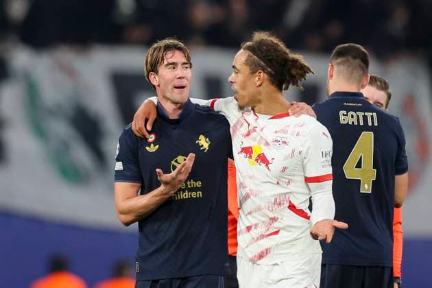 Dusan Vlahovic (Juventus FC) und Yussuf Poulsen (RB Leipzig) unterhalten sich, UEFA Champions League 2024 25 League Phase MD2, RB Leipzig v Juventus, Red Bull Arena am 02. October 2024 in Leipzig, Deutschland. (Foto von Marco Steinbrenner DeFodi Images) Dusan Vlahovic (Juventus FC) und Yussuf Poulsen (RB Leipzig) talk together, UEFA Champions League 2024 25 League Phase MD2, RB Leipzig v Juventus, Red Bull Arena (Leipzig), October 2, 2024 in Leipzig, Germany. (Photo by Marco Steinbrenner DeFodi Images) Defodi-700_leipzig_juve_20241002_083