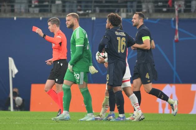 Schiedsrichter Francois Letexier (FRA) li., zeigt Michele Di Gregorio (Torwart, Juventus Turin) 2.v.li., die rote Karte. GER, RB Leipzig vs. Juventus Turin, Fussball, UEFA Champions League, 2. Spieltag, Saison 2024 2025, 02.10.2024 DFB DFL REGULATIONS PROHIBIT ANY USE OF PHOTOGRAPHS AS IMAGE SEQUENCES AND OR QUASI-VIDEO GER, RB Leipzig vs. Juventus Turin, Fussball, UEFA Champions League, 2. Spieltag, Saison 2024 2025, 02.10.2024 Leipzig Copyright: xEibner-Pressefoto BertxHarzerx EP_BHR