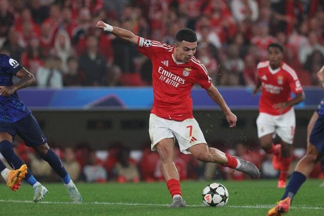 Portugal, Lisbon 2. October 2024 Uefa Champions League phase 2024 25 Matchday 2, S.L.Benfica - Atletico de Madrid v.l., torschuss Zeki Amdouni (S.L.Benfica), am Ball, Freisteller, Einzelbild, Ganzkörper, Aktion, Action, Spielszene Copyright: JoaquimxFerreira