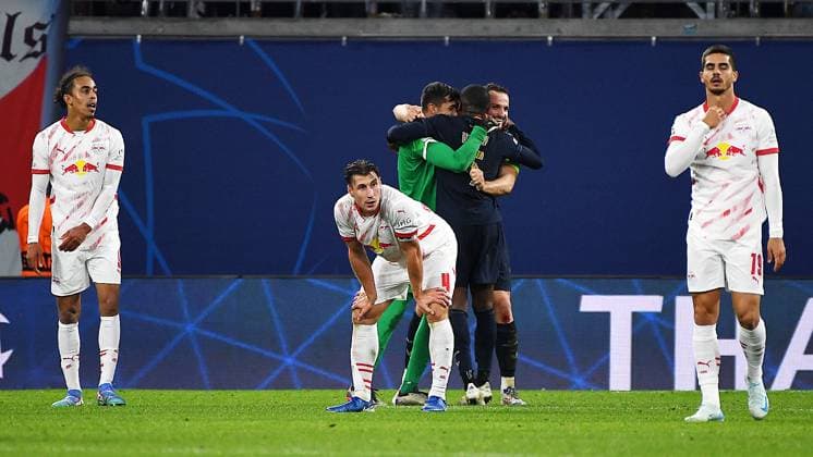 Fußball UEFA Champions League, Saison 2024 2025, Gruppenphase, 2. Spieltag, beim Spiel RB Leipzig gegen Juventus Turin (02.10.2024) 2:3 (1:0). Abpfiff im Spiel RB Leipzig gegen Juventus Turin (02.10.2024). Yussuf Poulsen (Mittelstuermer RB Leipzig, Rueckennummer 9, 9) (li.) und Willi Orban (Innenverteidiger RB Leipzig, Rueckennummer 4, 4) (Mitte) und Andre Silva (Mittelstuermer RB Leipzig, Rueckennummer 19, 19) (re.) sind enttäuscht, Mattia Perin (Torwart Juventus Turin, Rückennummer 1), Pierre Kalulu (Innenverteidiger Juventus Turin, Rückennummer 15) bejubeln den 3:2-Sieg. Leipzig Sachsen Deutschland Red Bull Arena