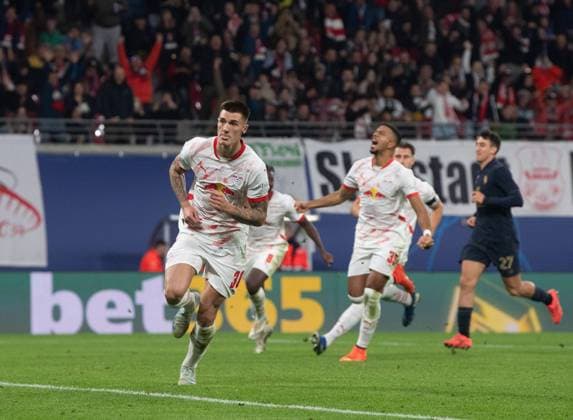 Fussball, Herren, Saison 2024 2025, Champions League (Ligaphase, 2. Spieltag), RB Leipzig - Juventus Turin, v. l. Benjamin Sesko (RB Leipzig), Benjamin Henrichs (RB Leipzig), Jubel nach Tor zum 2:1, 02.10.2024, Copyright: xSebastianxRäppold MatthiasxKochx