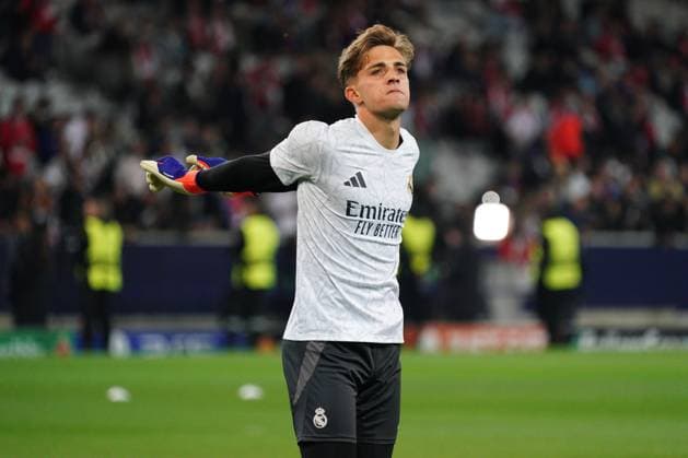 Sergio Mestre of Real Madrid warms up before the match Lille v Real Madrid, UEFA Champions League, Group Stage, Football, Pierre Mauroy Stadium, Lille, France, 02 Oct 2024 EDITORIAL USE ONLY No use with unauthorised audio, video, data, fixture lists, club league logos or live services. Online in-match use limited to 120 images, no video emulation. No use in betting, games or single club league player publications. Copyright: xDavexWinter Shutterstockx 14750773dy