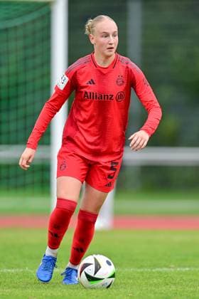 Luzie Zähringer (Zaehringer, FCB, 5) am Ball, Freisteller, Ganzkörper, Einzelbild, Aktion, Action, 03.10.2024, Aschheim (Deutschland), Fussball,2. Frauen-Bundesliga, FC Bayern München II - VfL Bochum, DFB DFL REGULATIONS PROHIBIT ANY USE OF PHOTOGRAPHS AS IMAGE SEQUENCES AND OR QUASI-VIDEO.