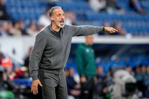 Pellegrino Matarazzo (Rino, Trainer, Cheftrainer, Hoffenheim), gibt Anweisungen, gestikuliert, mit den Armen gestikulieren, Einzelbild, Einzelfoto, Aktion, Action, 03.10.2024, Sinsheim (Deutschland), Fussball, UEFA Europa League, Gruppenphase, TSG 1899 Hoffenheim - Dynamo Kiew, REGULATIONS PROHIBIT ANY USE OF PHOTOGRAPHS AS IMAGE SEQUENCES AND OR QUASI-VIDEO.