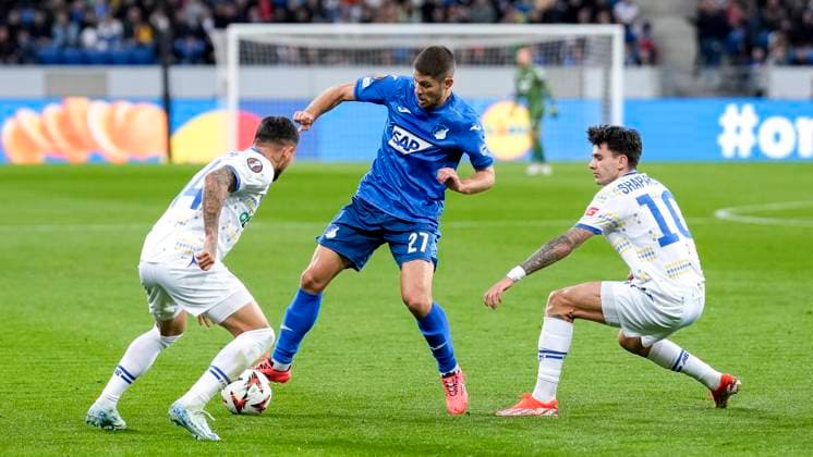 v.li.: Vladyslav Dubinchak (FC Dynamo Kyiv, 44), Andrej Kramaric (Hoffenheim, 27), Mykola Shaparenko (FC Dynamo Kyiv, 10), Zweikampf, Spielszene, Duell, duel, tackle, tackling, Dynamik, Action, Aktion, 03.10.2024, Sinsheim (Deutschland), Fussball, UEFA Europa League, Gruppenphase, TSG 1899 Hoffenheim - Dynamo Kiew, REGULATIONS PROHIBIT ANY USE OF PHOTOGRAPHS AS IMAGE SEQUENCES AND OR QUASI-VIDEO.
