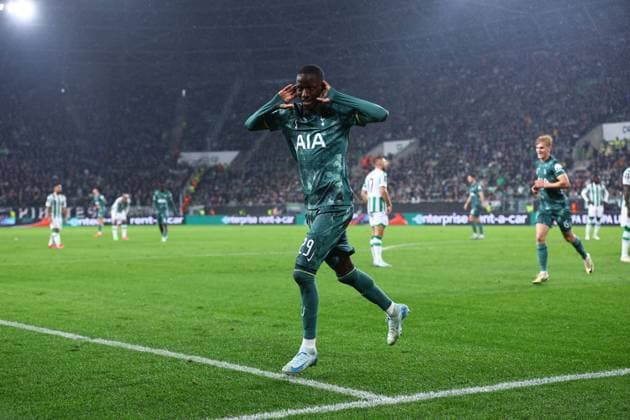 Pape Sarr of Tottenham Hotspur celebrates scoring the opening goal Ferencvaros v Tottenham Hotspur, UEFA Europa League, Group Stage, Football, Groupama Arena, Budapest, Hungary, 03 Oct 2024 EDITORIAL USE ONLY No use with unauthorised audio, video, data, fixture lists, club league logos or live services. Online in-match use limited to 120 images, no video emulation. No use in betting, games or single club league player publications. Copyright: xMichaelxZemanek Shutterstockx 14750796h