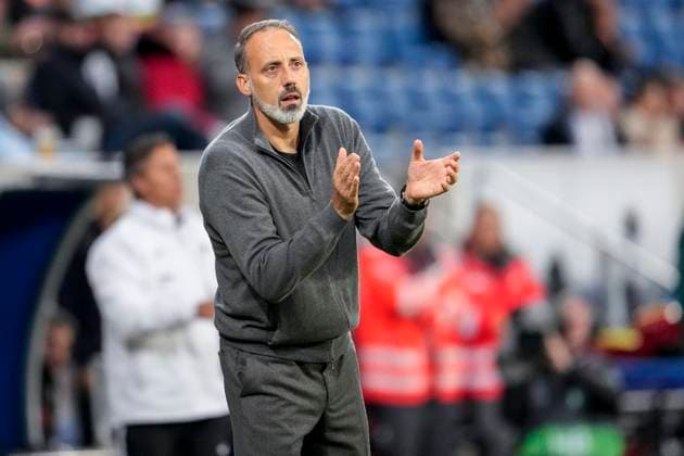 Pellegrino Matarazzo (Rino, Trainer, Cheftrainer, Hoffenheim), gibt Anweisungen, gestikuliert, mit den Armen gestikulieren, Einzelbild, Einzelfoto, Aktion, Action, 03.10.2024, Sinsheim (Deutschland), Fussball, UEFA Europa League, Gruppenphase, TSG 1899 Hoffenheim - Dynamo Kiew, REGULATIONS PROHIBIT ANY USE OF PHOTOGRAPHS AS IMAGE SEQUENCES AND OR QUASI-VIDEO.