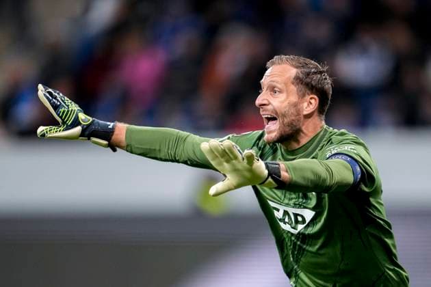 Oliver Baumann (Torwart, Hoffenheim, 1), gibt Anweisungen, gestikuliert, mit den Armen gestikulieren, Einzelbild, Einzelfoto, Aktion, Action, 03.10.2024, Sinsheim (Deutschland), Fussball, UEFA Europa League, Gruppenphase, TSG 1899 Hoffenheim - Dynamo Kiew, REGULATIONS PROHIBIT ANY USE OF PHOTOGRAPHS AS IMAGE SEQUENCES AND OR QUASI-VIDEO.