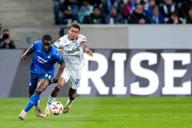 v.li.: Stanley Pierre Nsoki (N Soki, Hoffenheim, 34), Eduardo Guerrero (FC Dynamo Kyiv, 39), Zweikampf, Spielszene, Duell, duel, tackle, tackling, Dynamik, Action, Aktion, 03.10.2024, Sinsheim (Deutschland), Fussball, UEFA Europa League, Gruppenphase, TSG 1899 Hoffenheim - Dynamo Kiew, REGULATIONS PROHIBIT ANY USE OF PHOTOGRAPHS AS IMAGE SEQUENCES AND OR QUASI-VIDEO.