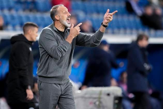 Pellegrino Matarazzo (Rino, Trainer, Cheftrainer, Hoffenheim), gibt Anweisungen, gestikuliert, mit den Armen gestikulieren, Einzelbild, Einzelfoto, Aktion, Action, 03.10.2024, Sinsheim (Deutschland), Fussball, UEFA Europa League, Gruppenphase, TSG 1899 Hoffenheim - Dynamo Kiew, REGULATIONS PROHIBIT ANY USE OF PHOTOGRAPHS AS IMAGE SEQUENCES AND OR QUASI-VIDEO.
