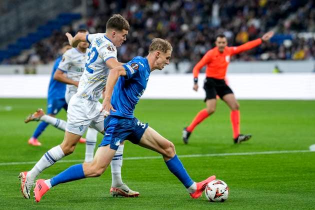 v.li.: Taras Mykhavko (FC Dynamo Kyiv, 32), Max Moerstedt (Hoffenheim, 33), Zweikampf, Spielszene, Duell, duel, tackle, tackling, Dynamik, Action, Aktion, 03.10.2024, Sinsheim (Deutschland), Fussball, UEFA Europa League, Gruppenphase, TSG 1899 Hoffenheim - Dynamo Kiew, 03.10.2024, Sinsheim (Deutschland), Fussball, UEFA Europa League, Gruppenphase, TSG 1899 Hoffenheim - Dynamo Kiew, DFB DFL REGULATIONS PROHIBIT ANY USE OF PHOTOGRAPHS AS IMAGE SEQUENCES AND OR QUASI-VIDEO.