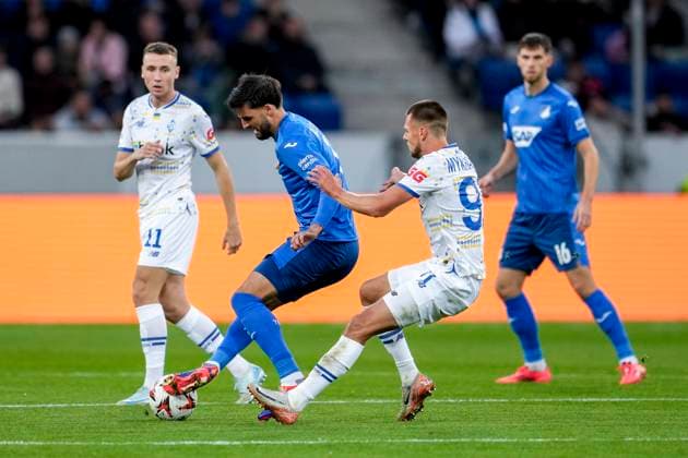 v.li.: Florian Grillitsch (Hoffenheim, 11), Mykola Mykhailenko (FC Dynamo Kyiv, 91), Zweikampf, Spielszene, Duell, duel, tackle, tackling, Dynamik, Action, Aktion, 03.10.2024, Sinsheim (Deutschland), Fussball, UEFA Europa League, Gruppenphase, TSG 1899 Hoffenheim - Dynamo Kiew, 03.10.2024, Sinsheim (Deutschland), Fussball, UEFA Europa League, Gruppenphase, TSG 1899 Hoffenheim - Dynamo Kiew, DFB DFL REGULATIONS PROHIBIT ANY USE OF PHOTOGRAPHS AS IMAGE SEQUENCES AND OR QUASI-VIDEO.
