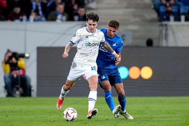 v.li.: Mykola Shaparenko (FC Dynamo Kyiv, 10), Tom Bischof (Hoffenheim, 7), Zweikampf, Spielszene, Duell, duel, tackle, tackling, Dynamik, Action, Aktion, 03.10.2024, Sinsheim (Deutschland), Fussball, UEFA Europa League, Gruppenphase, TSG 1899 Hoffenheim - Dynamo Kiew, 03.10.2024, Sinsheim (Deutschland), Fussball, UEFA Europa League, Gruppenphase, TSG 1899 Hoffenheim - Dynamo Kiew, DFB DFL REGULATIONS PROHIBIT ANY USE OF PHOTOGRAPHS AS IMAGE SEQUENCES AND OR QUASI-VIDEO.