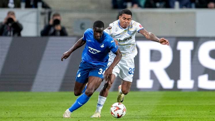 v.li.: Stanley Pierre Nsoki (N Soki, Hoffenheim, 34), Eduardo Guerrero (FC Dynamo Kyiv, 39), Zweikampf, Spielszene, Duell, duel, tackle, tackling, Dynamik, Action, Aktion, 03.10.2024, Sinsheim (Deutschland), Fussball, UEFA Europa League, Gruppenphase, TSG 1899 Hoffenheim - Dynamo Kiew, 03.10.2024, Sinsheim (Deutschland), Fussball, UEFA Europa League, Gruppenphase, TSG 1899 Hoffenheim - Dynamo Kiew, DFB DFL REGULATIONS PROHIBIT ANY USE OF PHOTOGRAPHS AS IMAGE SEQUENCES AND OR QUASI-VIDEO.