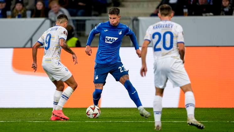 v.li.: Nazar Voloshyn (FC Dynamo Kyiv, 9), Adam Hlozek (Hoffenheim, 23), Oleksandr Karavaiev (FC Dynamo Kyiv, 20), Zweikampf, Spielszene, Duell, duel, tackle, tackling, Dynamik, Action, Aktion, 03.10.2024, Sinsheim (Deutschland), Fussball, UEFA Europa League, Gruppenphase, TSG 1899 Hoffenheim - Dynamo Kiew, 03.10.2024, Sinsheim (Deutschland), Fussball, UEFA Europa League, Gruppenphase, TSG 1899 Hoffenheim - Dynamo Kiew, DFB DFL REGULATIONS PROHIBIT ANY USE OF PHOTOGRAPHS AS IMAGE SEQUENCES AND OR QUASI-VIDEO.