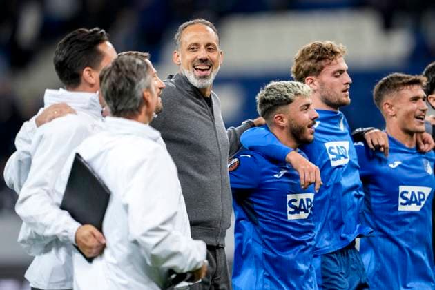 v.li.: Pellegrino Matarazzo (Rino, Trainer, Cheftrainer, Hoffenheim) und Spieler der TSG 1899 Hoffenheim, Jubel nach dem Schlusspfiff, Freude über den Sieg, Sieger, Gewinner, jubelt, jubeln, fröhlich, positiv, freut sich, freuen, optimistisch, Highlight, Action, Aktion, 03.10.2024, Sinsheim (Deutschland), Fussball, UEFA Europa League, Gruppenphase, TSG 1899 Hoffenheim - Dynamo Kiew, 03.10.2024, Sinsheim (Deutschland), Fussball, UEFA Europa League, Gruppenphase, TSG 1899 Hoffenheim - Dynamo Kiew, DFB DFL REGULATIONS PROHIBIT ANY USE OF PHOTOGRAPHS AS IMAGE SEQUENCES AND OR QUASI-VIDEO.