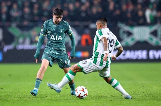 Mikey Moore of Tottenham Hotspur nutmegs Cristian Ramirez of Ferencvaros Ferencvaros v Tottenham Hotspur, UEFA Europa League, Group Stage, Football, Groupama Arena, Budapest, Hungary, 03 Oct 2024 EDITORIAL USE ONLY No use with unauthorised audio, video, data, fixture lists, club league logos or live services. Online in-match use limited to 120 images, no video emulation. No use in betting, games or single club league player publications. Copyright: xMichaelxZemanek Shutterstockx 14750796de
