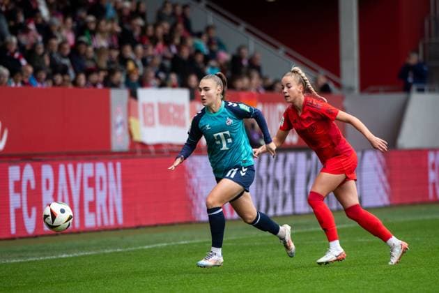 Alena Bienz (FC Koeln, 11) im Zweikampf mit Giulia Gwinn (FC Bayern Muenchen, 07), GER, FC Bayern Muenchen vs 1. FC Koeln, Fussball Google Pixel Frauen Bundesliga, 5. Spieltag, Saison 2024 2025, 05.10.2024 DFB regulations prohibit any use of photographs as image sequences and or quasi-video GER, FC Bayern Muenchen vs 1. FC Koeln, Fussball Google Pixel Frauen Bundesliga, 5. Spieltag, Saison 2024 2025, 05.10.2024 Muenchen Copyright: xEibner-Pressefoto Memmlerx EP_MMR