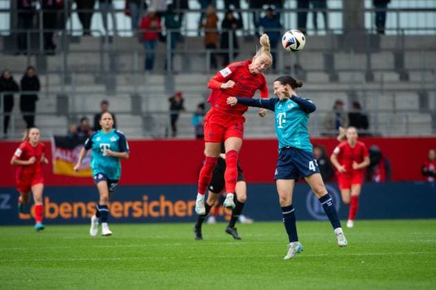 Giulia Gwinn (FC Bayern Muenchen, 07) im Zweikampf mit Sara Agrez (FC Koeln, 04), GER, FC Bayern Muenchen vs 1. FC Koeln, Fussball Google Pixel Frauen Bundesliga, 5. Spieltag, Saison 2024 2025, 05.10.2024 DFB regulations prohibit any use of photographs as image sequences and or quasi-video GER, FC Bayern Muenchen vs 1. FC Koeln, Fussball Google Pixel Frauen Bundesliga, 5. Spieltag, Saison 2024 2025, 05.10.2024 Muenchen Copyright: xEibner-Pressefoto Memmlerx EP_MMR