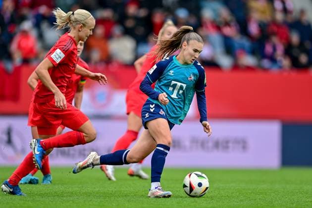 v.li.: Pernille Harder (FC Bayern München, FCB, 21) Alena Bienz (Köln, 11) im Zweikampf, Duell, duel, tackle, Dynamik, Action, Aktion, 05.10.2024, München (Deutschland), Fussball, Google Pixel Frauen-Bundesliga, FC Bayern München - 1. FC Köln, DFB DFL REGULATIONS PROHIBIT ANY USE OF PHOTOGRAPHS AS IMAGE SEQUENCES AND OR QUASI-VIDEO.