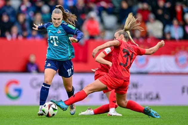 v.li.: Alena Bienz (Köln, 11) Georgia Stanway (FC Bayern München, FCB, 31) im Zweikampf, Duell, duel, tackle, Dynamik, Action, Aktion, 05.10.2024, München (Deutschland), Fussball, Google Pixel Frauen-Bundesliga, FC Bayern München - 1. FC Köln, DFB DFL REGULATIONS PROHIBIT ANY USE OF PHOTOGRAPHS AS IMAGE SEQUENCES AND OR QUASI-VIDEO.