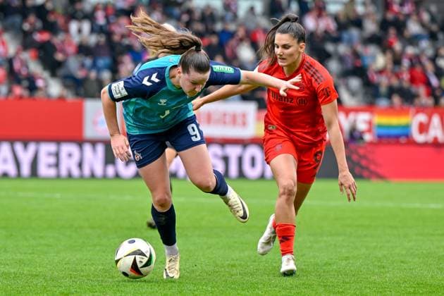 v.li.: Adriana Achcinska (Köln, 9) Jovana Damnjanovic (FC Bayern München, FCB, 9) im Zweikampf, Duell, duel, tackle, Dynamik, Action, Aktion, 05.10.2024, München (Deutschland), Fussball, Google Pixel Frauen-Bundesliga, FC Bayern München - 1. FC Köln, DFB DFL REGULATIONS PROHIBIT ANY USE OF PHOTOGRAPHS AS IMAGE SEQUENCES AND OR QUASI-VIDEO.