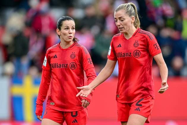 v.li.: Tuva Hansen (FC Bayern München, FCB, 6) und Linda Sembrant (FC Bayern München, FCB, 2) gehen zur Halbzeit enttäuscht in die Kabine, enttäuscht schauend, Enttäuschung, Frustration, disappointed, pessimistisch, 05.10.2024, München (Deutschland), Fussball, Google Pixel Frauen-Bundesliga, FC Bayern München - 1. FC Köln, DFB DFL REGULATIONS PROHIBIT ANY USE OF PHOTOGRAPHS AS IMAGE SEQUENCES AND OR QUASI-VIDEO.