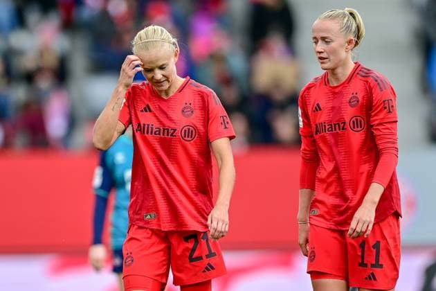 v.li.: Pernille Harder (FC Bayern München, FCB, 21) und Lea Schüller (FC Bayern München, FCB, 11) gehen zur Halbzeit enttäuscht in die Kabine, enttäuscht schauend, Enttäuschung, Frustration, disappointed, pessimistisch, 05.10.2024, München (Deutschland), Fussball, Google Pixel Frauen-Bundesliga, FC Bayern München - 1. FC Köln, DFB DFL REGULATIONS PROHIBIT ANY USE OF PHOTOGRAPHS AS IMAGE SEQUENCES AND OR QUASI-VIDEO.