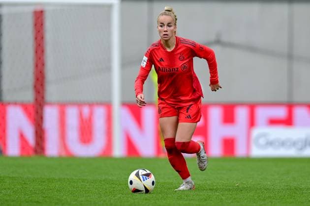 Giulia Gwinn (FC Bayern München, FCB, 7) am Ball, Freisteller, Ganzkörper, Einzelbild, Aktion, Action, 05.10.2024, München (Deutschland), Fussball, Google Pixel Frauen-Bundesliga, FC Bayern München - 1. FC Köln, DFB DFL REGULATIONS PROHIBIT ANY USE OF PHOTOGRAPHS AS IMAGE SEQUENCES AND OR QUASI-VIDEO.