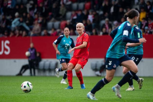 Pernille Harder (FC Bayern Muenchen, 21) am Ball, GER, FC Bayern Muenchen vs 1. FC Koeln, Fussball Google Pixel Frauen Bundesliga, 5. Spieltag, Saison 2024 2025, 05.10.2024 DFB regulations prohibit any use of photographs as image sequences and or quasi-video GER, FC Bayern Muenchen vs 1. FC Koeln, Fussball Google Pixel Frauen Bundesliga, 5. Spieltag, Saison 2024 2025, 05.10.2024 Muenchen Copyright: xEibner-Pressefoto Memmlerx EP_MMR