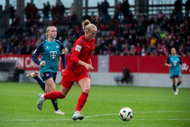 Lea Schueller (FC Bayern Muenchen, 11) am Ball, dahinter Anna Gerhardt (FC Koeln, 21), GER, FC Bayern Muenchen vs 1. FC Koeln, Fussball Google Pixel Frauen Bundesliga, 5. Spieltag, Saison 2024 2025, 05.10.2024 DFB regulations prohibit any use of photographs as image sequences and or quasi-video GER, FC Bayern Muenchen vs 1. FC Koeln, Fussball Google Pixel Frauen Bundesliga, 5. Spieltag, Saison 2024 2025, 05.10.2024 Muenchen Copyright: xEibner-Pressefoto Memmlerx EP_MMR