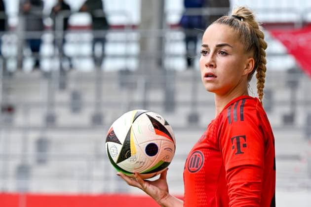 Giulia Gwinn (FC Bayern München, FCB, 7) beim Einwurf, Einzelbild, Aktion, Action, 05.10.2024, München (Deutschland), Fussball, Google Pixel Frauen-Bundesliga, FC Bayern München - 1. FC Köln, DFB DFL REGULATIONS PROHIBIT ANY USE OF PHOTOGRAPHS AS IMAGE SEQUENCES AND OR QUASI-VIDEO.