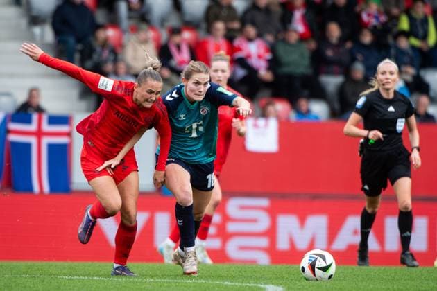 Samantha Kerr (FC Bayern Muenchen, 26) im Zweikampf mit Taylor Marie Ziemer (FC Koeln, 18), GER, FC Bayern Muenchen vs 1. FC Koeln, Fussball Google Pixel Frauen Bundesliga, 5. Spieltag, Saison 2024 2025, 05.10.2024 DFB regulations prohibit any use of photographs as image sequences and or quasi-video GER, FC Bayern Muenchen vs 1. FC Koeln, Fussball Google Pixel Frauen Bundesliga, 5. Spieltag, Saison 2024 2025, 05.10.2024 Muenchen Copyright: xEibner-Pressefoto Memmlerx EP_MMR